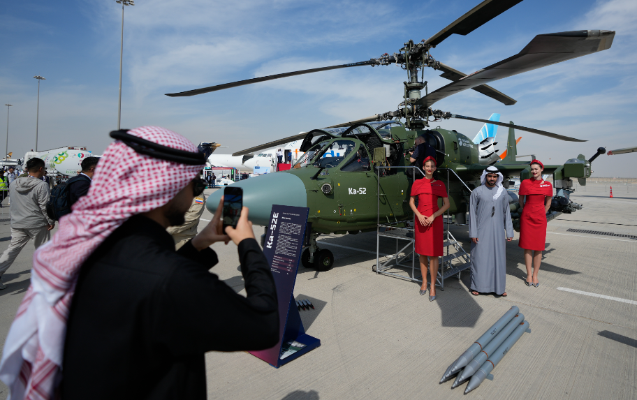 2025迪拜航展：美俄战机同台对决