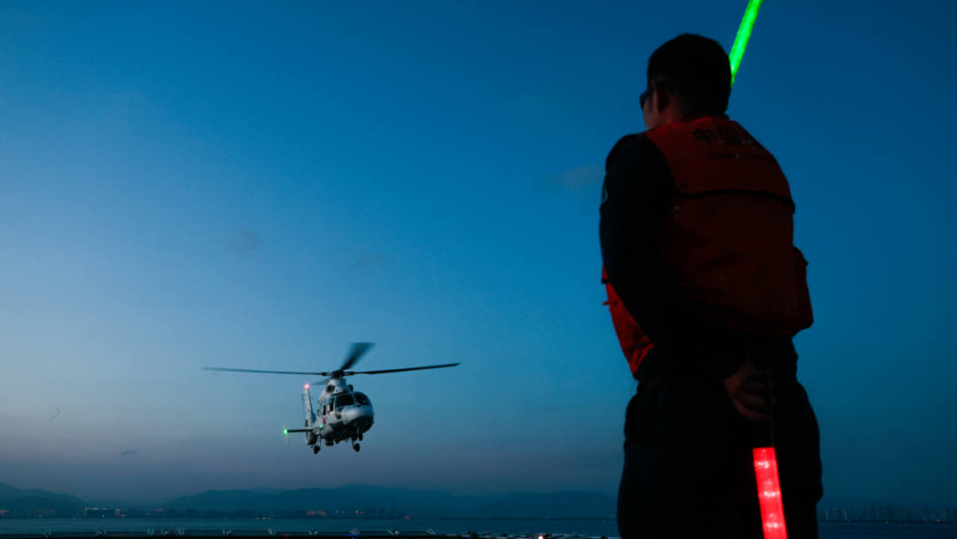 踏浪着舰!南海某海域 海警直升机展开夜间高强度着舰训练