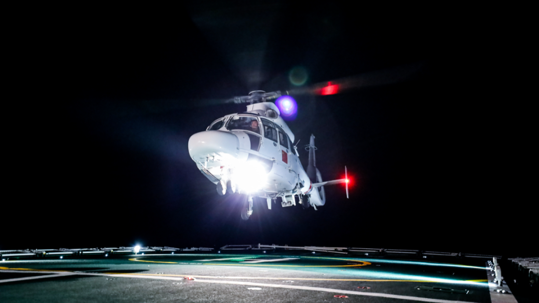 踏浪着舰!南海某海域 海警直升机展开夜间高强度着舰训练