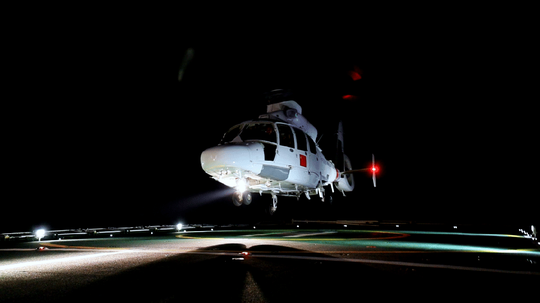 踏浪着舰!南海某海域 海警直升机展开夜间高强度着舰训练