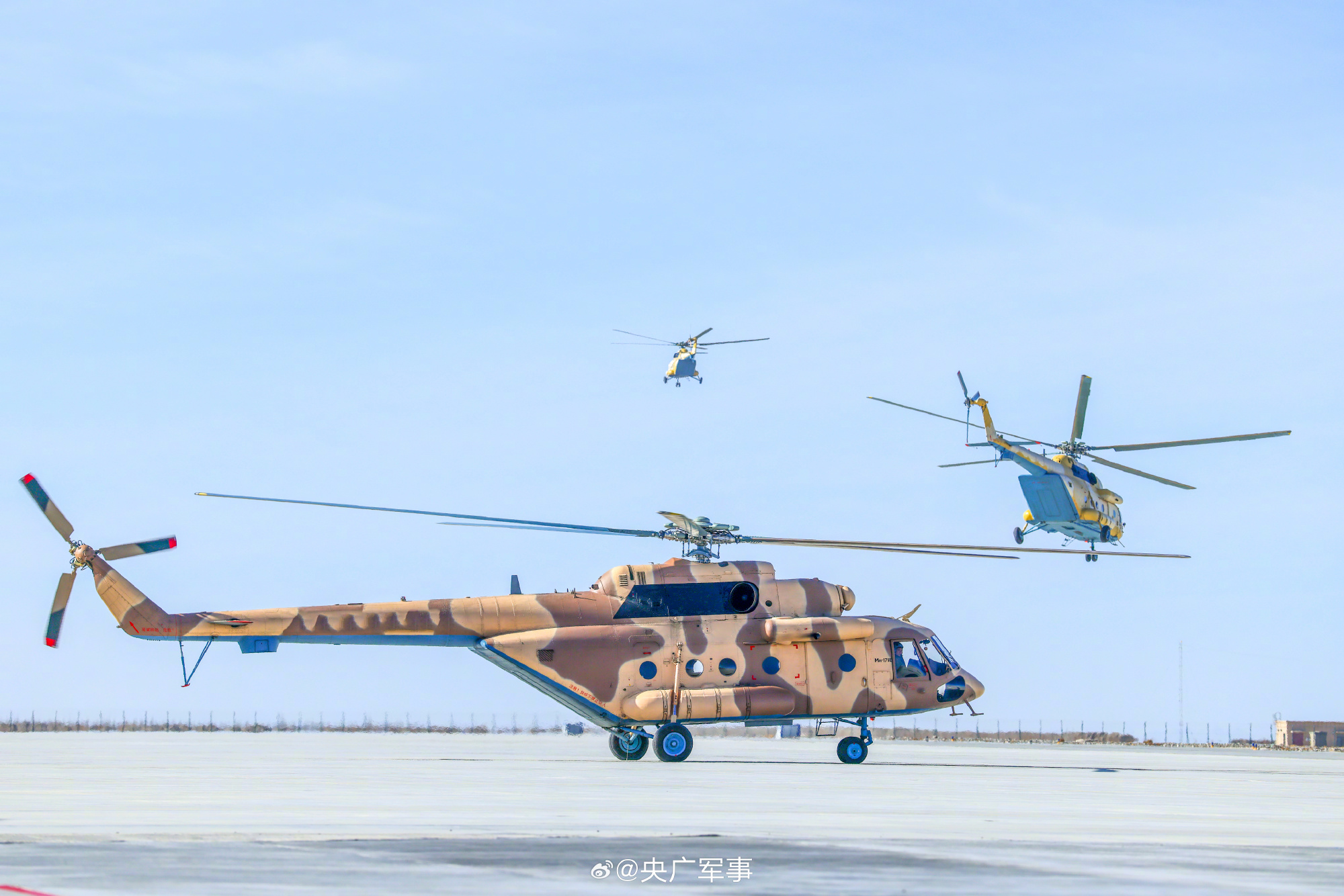 大场面！陆军多型直升机高原飞行训练