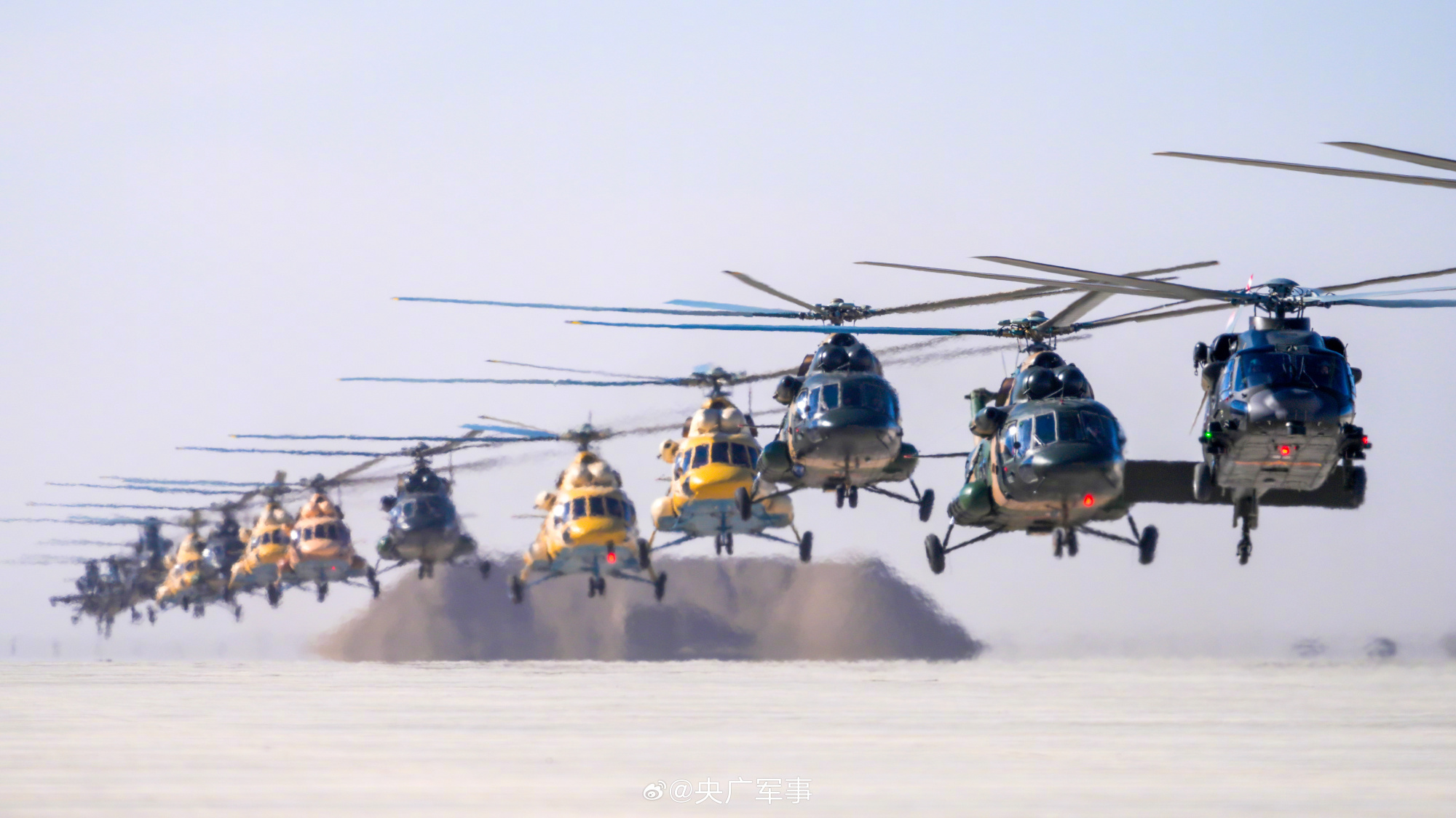 大场面！陆军多型直升机高原飞行训练