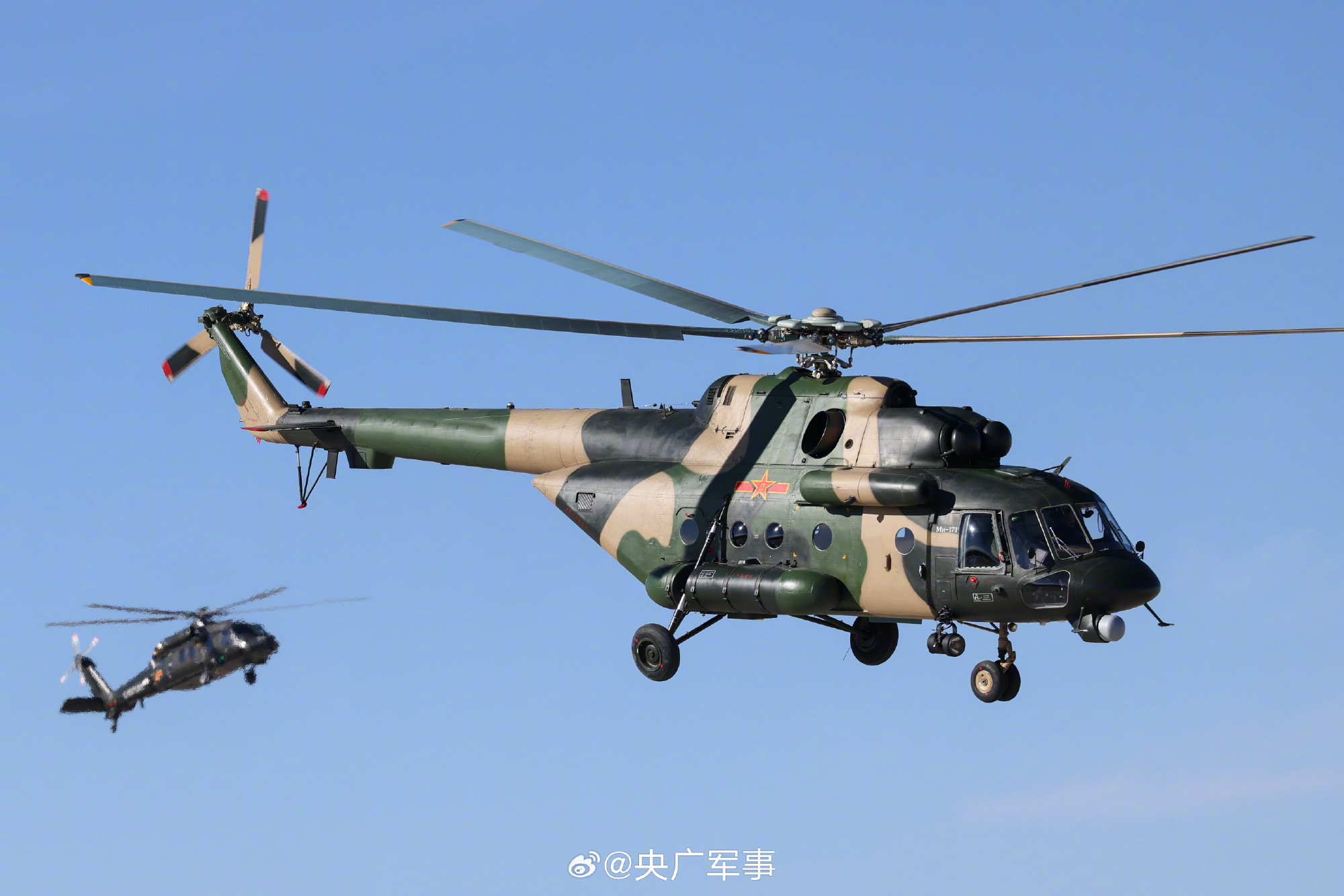 大场面！陆军多型直升机高原飞行训练