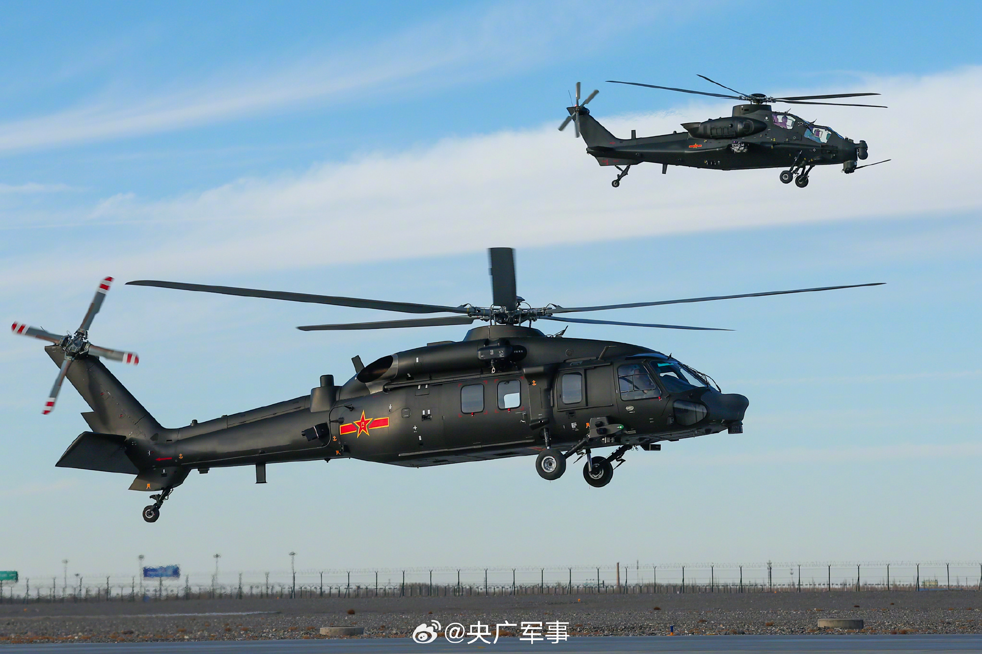 大场面！陆军多型直升机高原飞行训练