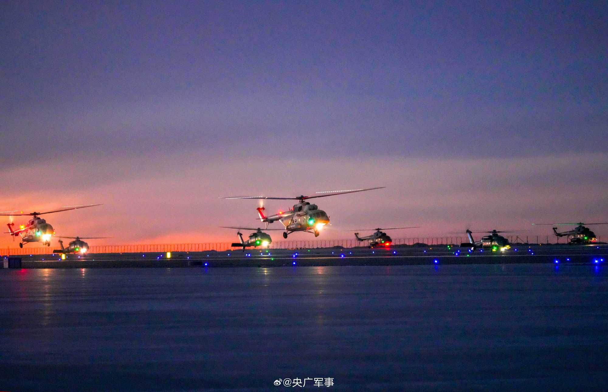 大场面！陆军多型直升机高原飞行训练