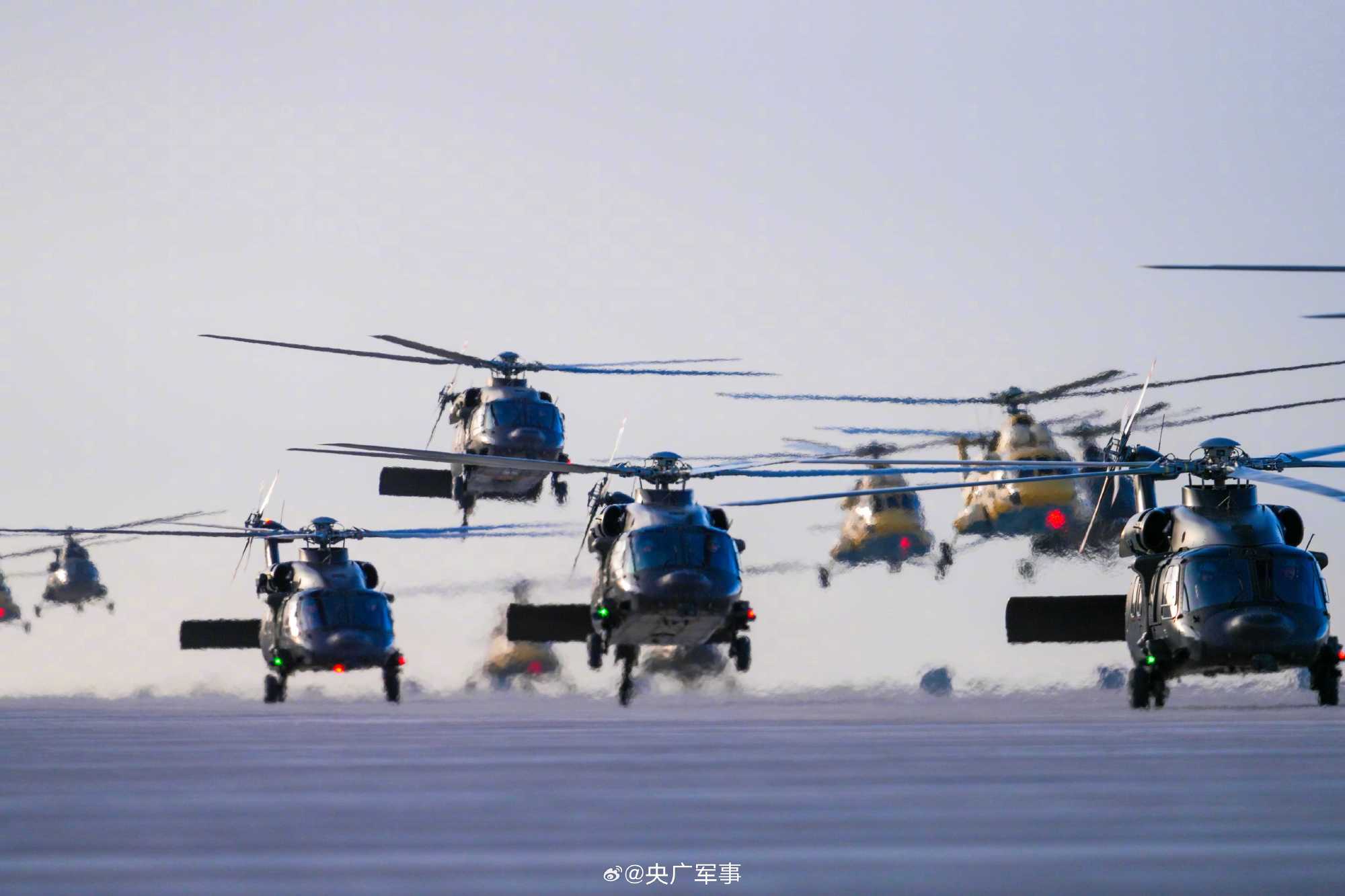 大场面！陆军多型直升机高原飞行训练