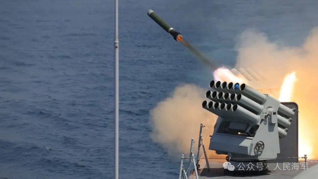 舰艇编队反导演练，隔屏能闻到硝烟味