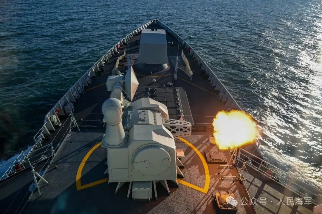 舰艇编队反导演练，隔屏能闻到硝烟味