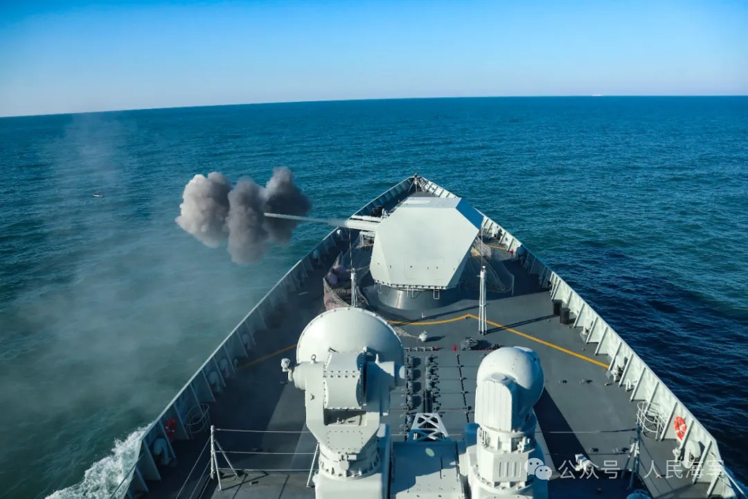 舰艇编队反导演练，隔屏能闻到硝烟味