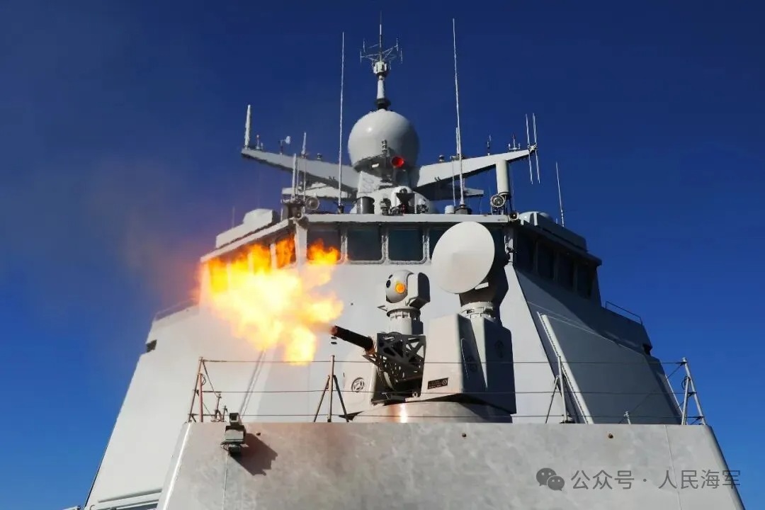 舰艇编队反导演练，隔屏能闻到硝烟味