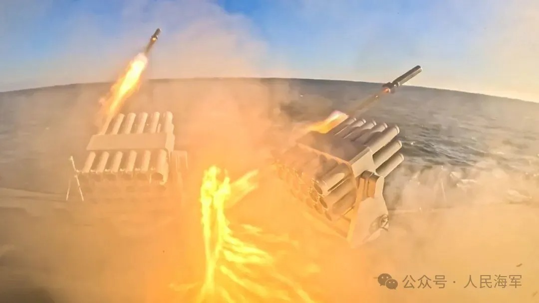 舰艇编队反导演练，隔屏能闻到硝烟味
