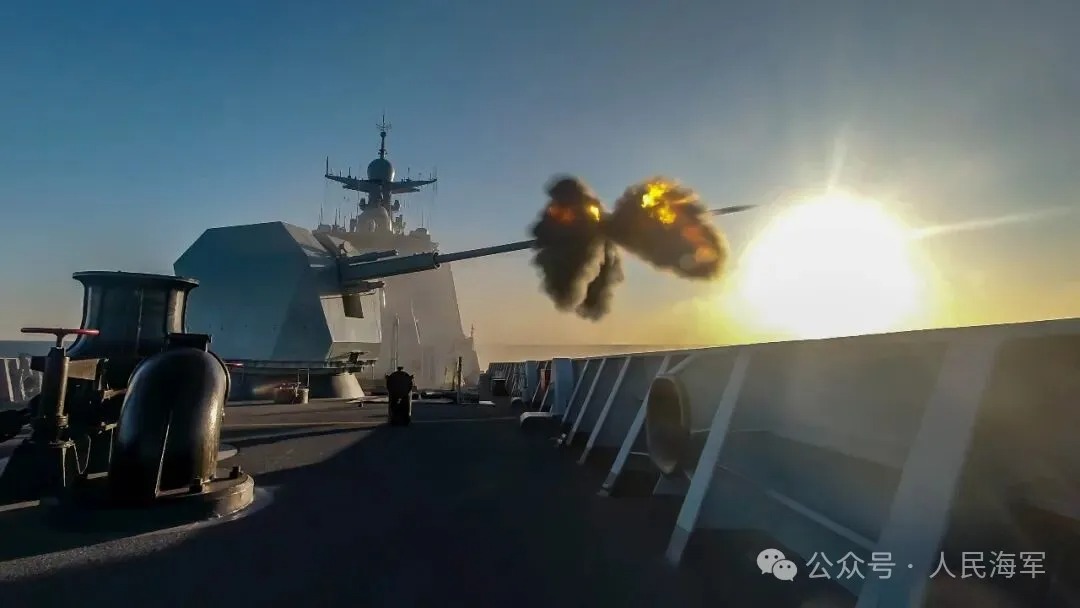 舰艇编队反导演练，隔屏能闻到硝烟味