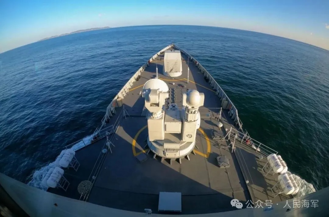 舰艇编队反导演练，隔屏能闻到硝烟味