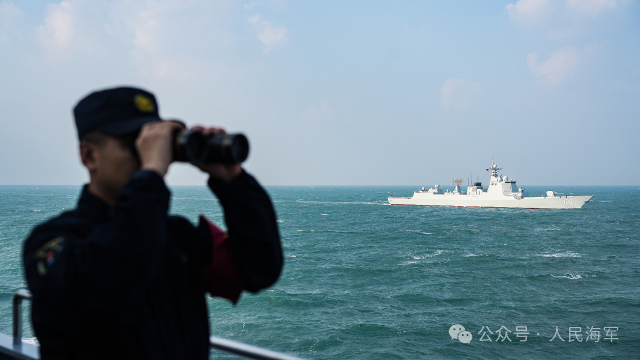 海上亮“舰” 直击舰艇编队实战练兵