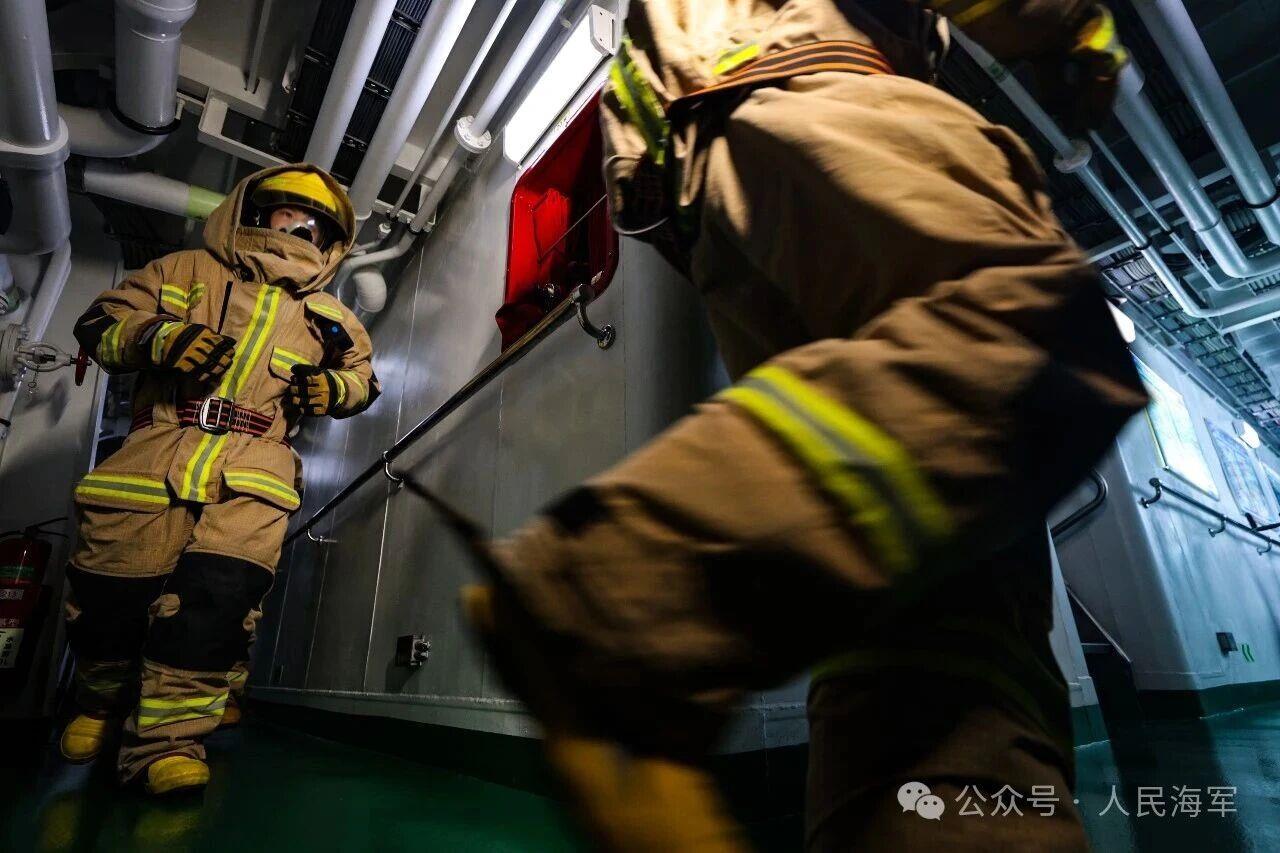 海上亮“舰” 直击舰艇编队实战练兵