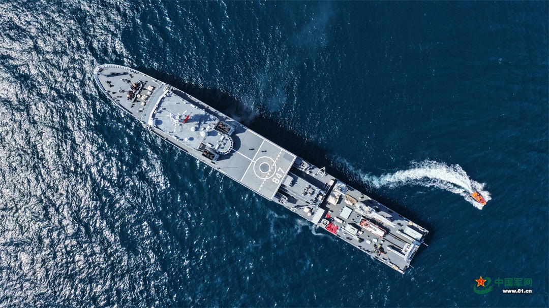 图为海军阳澄湖船正在进行营救落水人员部署操演