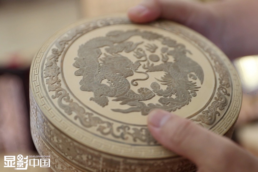 显影中国】竹刻艺人：守艺50载雕匠心刻竹魂_显影中国_新华网