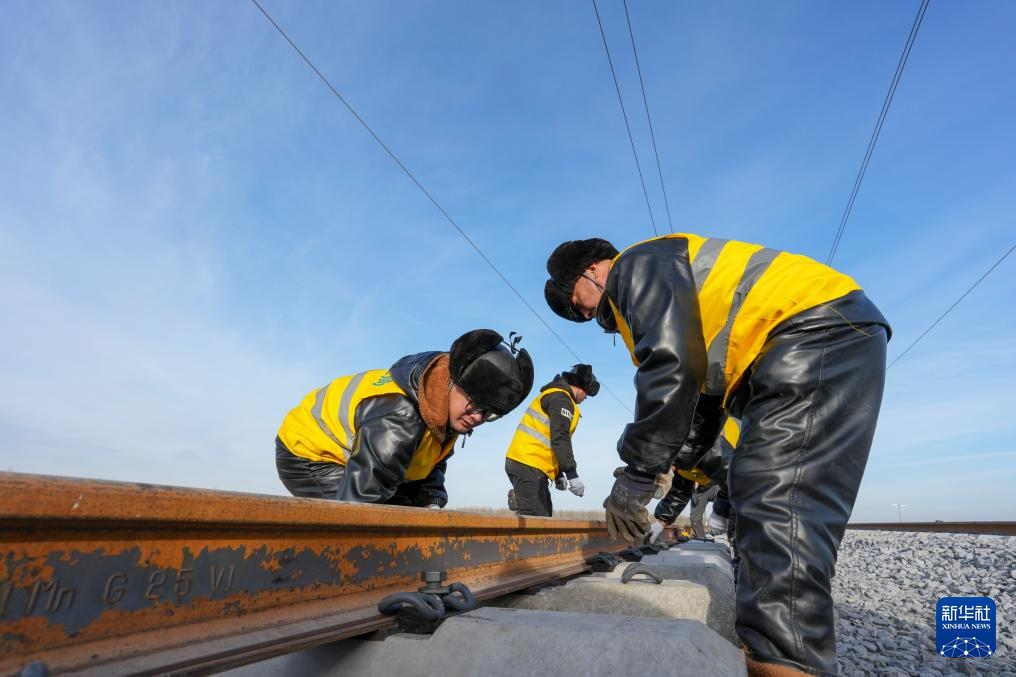 我国在建最北高铁哈伊高铁全线铺轨贯通
