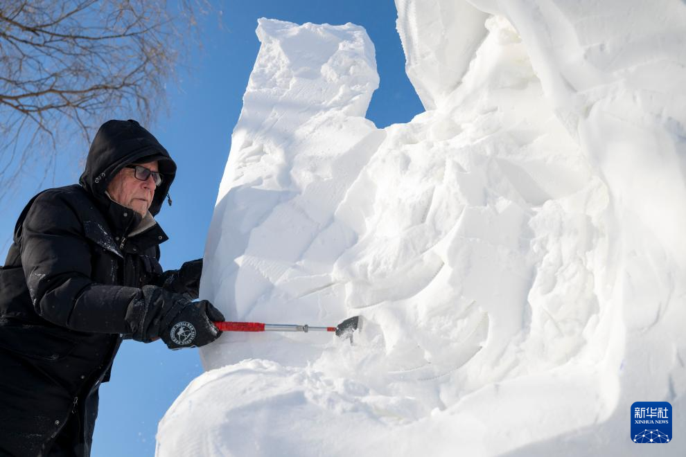 雪雕艺术家冰城秀技艺