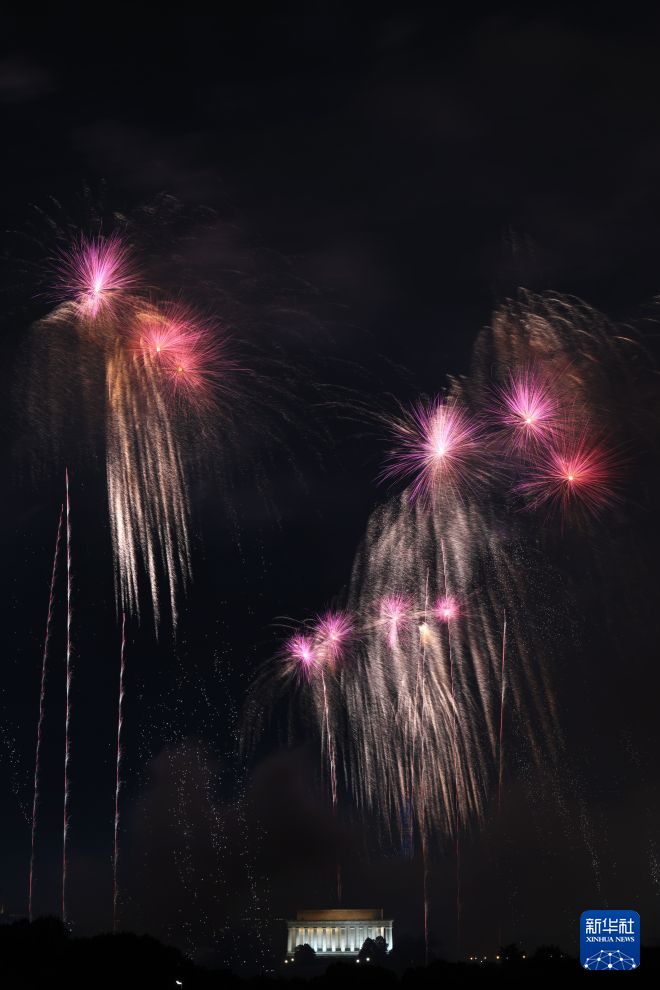 华盛顿燃放焰火庆祝美国建国250周年