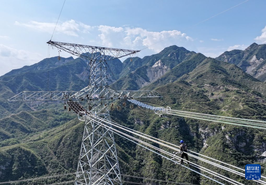 9月22日，工人在蒙西至京津冀特高压输电线路工地高空作业，无人机照片