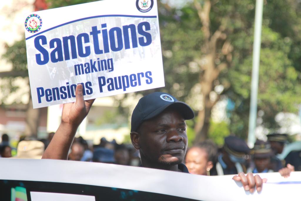 津巴布韦举行大规模游行 抗议西方非法制裁