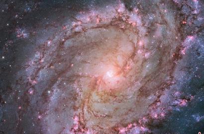 哈勃望远镜拍摄螺旋星系m83 绚丽紫色宛如宝石