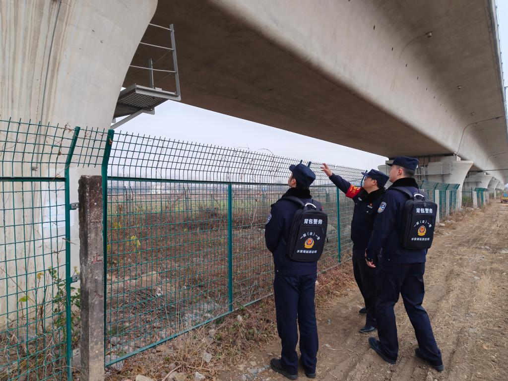 铁路线上的悉心守护-