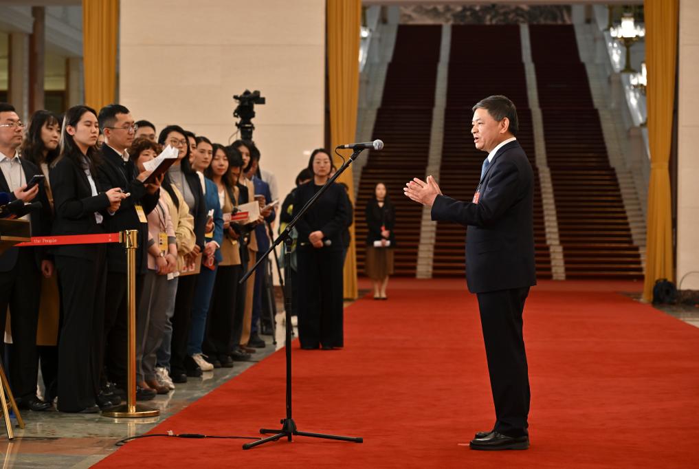 两会现场速递丨生态环境部部长黄润秋带芯片上通道展示环保成就