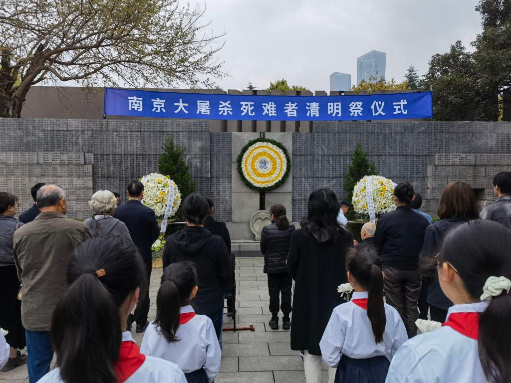南京大屠杀幸存者后人清明祭祖