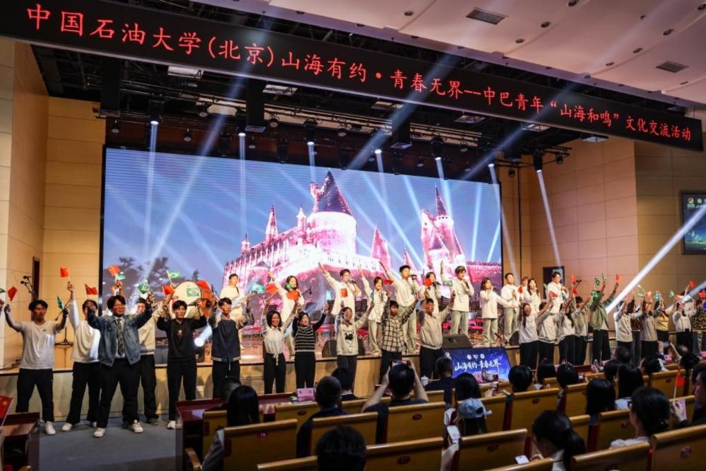 中巴青年在京共绘文化年画卷