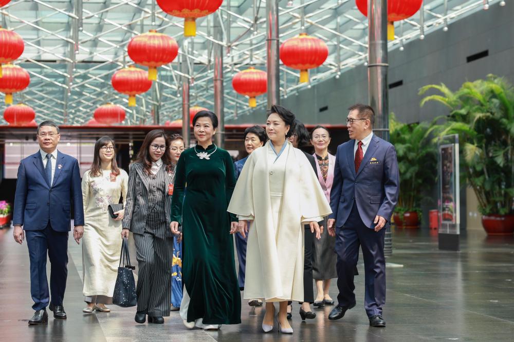彭丽媛与越南主席夫人吴芳璃共访国家大剧院