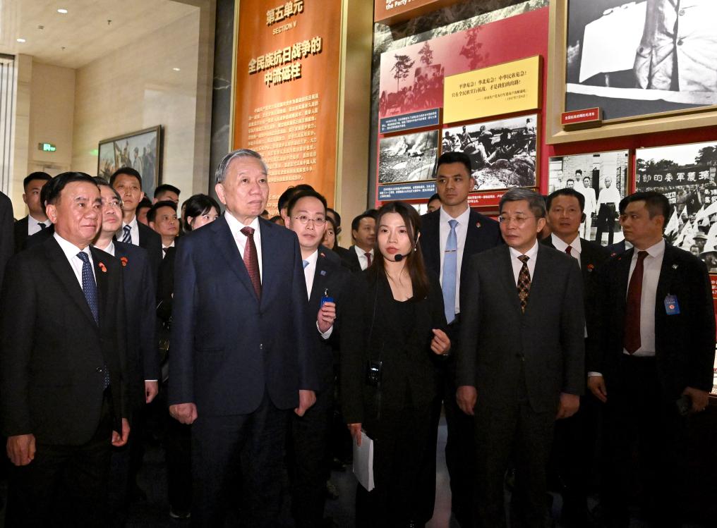 特写：苏林访问中国共产党历史展览馆