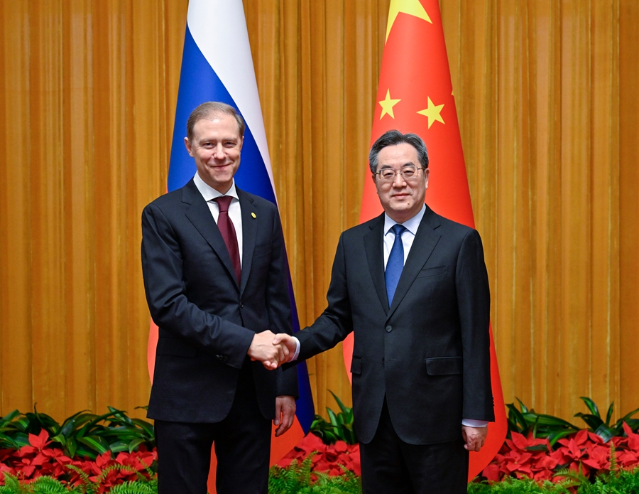 丁薛祥与俄第一副总理曼图罗夫在京会面