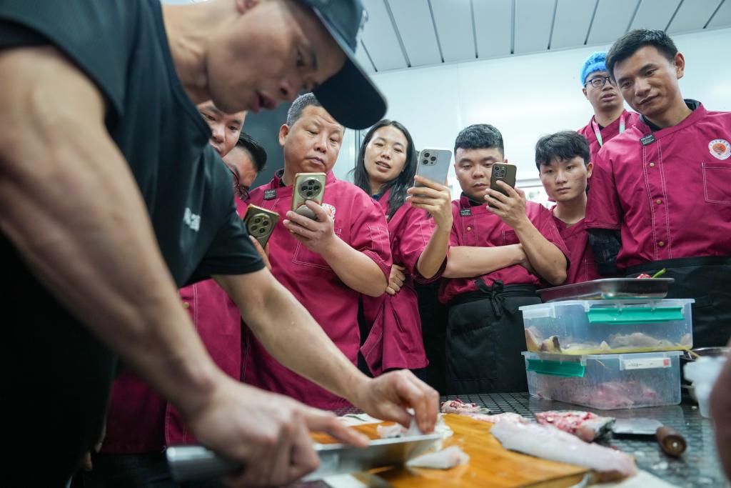 记者手记：给“烧烤学院”留点成长空间