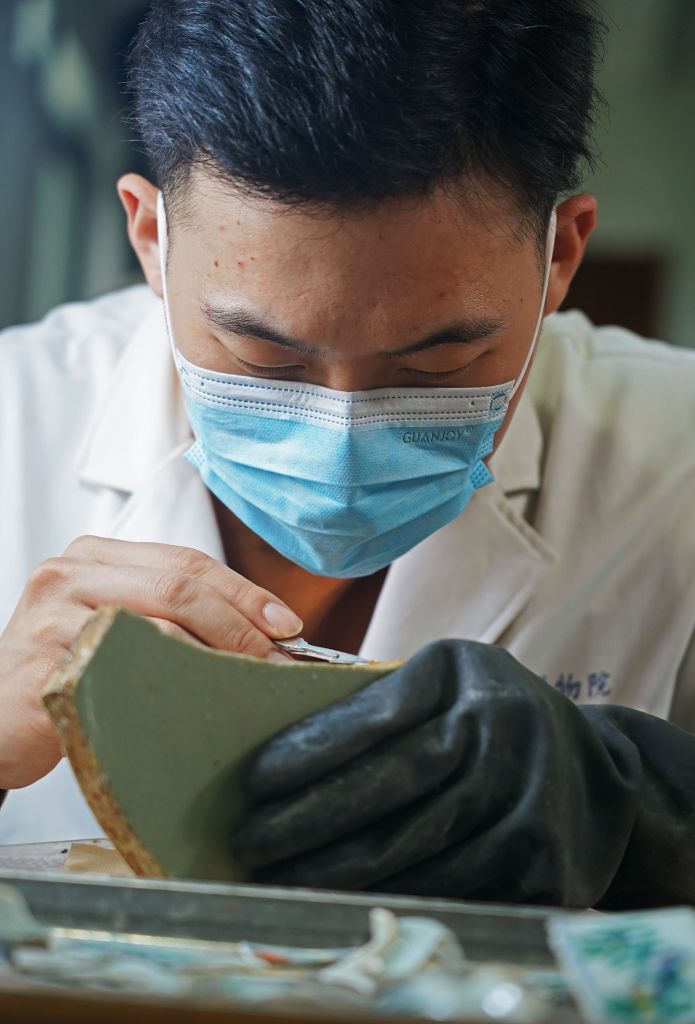 景德镇瓷匠：一生只做一件事