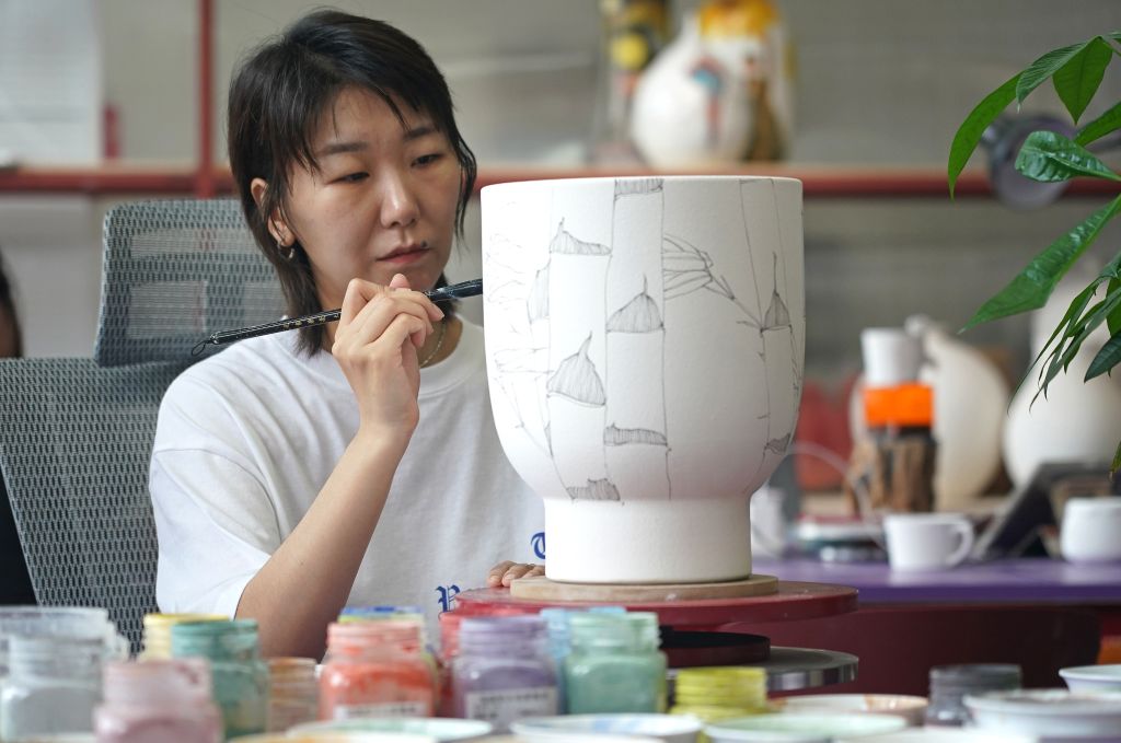 景德镇追梦人：卫晶晶与釉下五彩的坚守