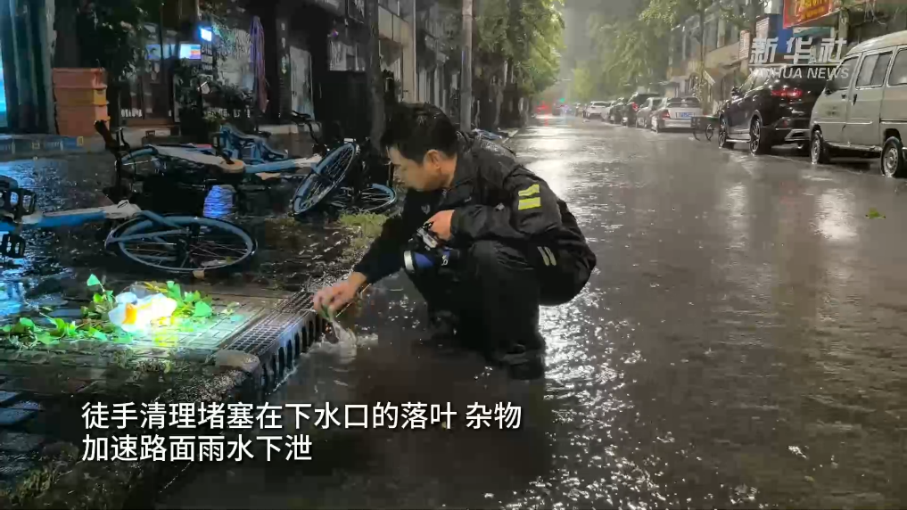台风致上海暴雨，多车齐动抢排积水
