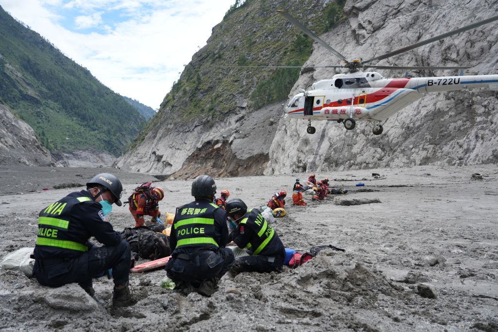 吉隆泥石流灾区核心地带，国旗迎风高高飘扬