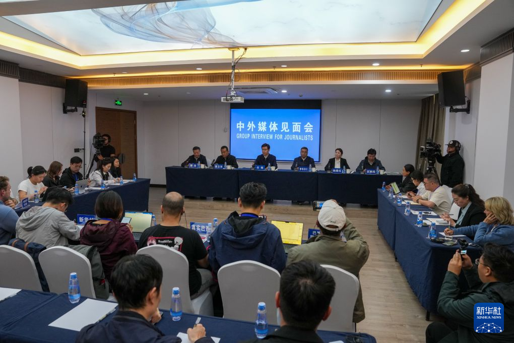 境外媒体记者进入西藏吉隆泥石流灾害现场采访