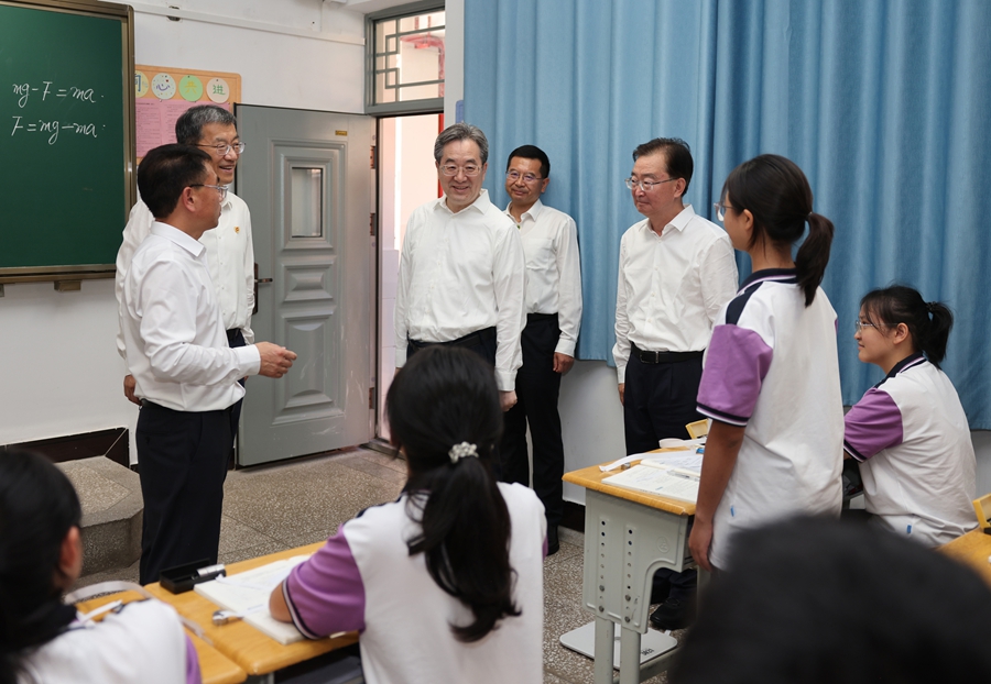丁薛祥在云南调研时强调 全面贯彻党的教育方针 深入推进基础教育高质量发展