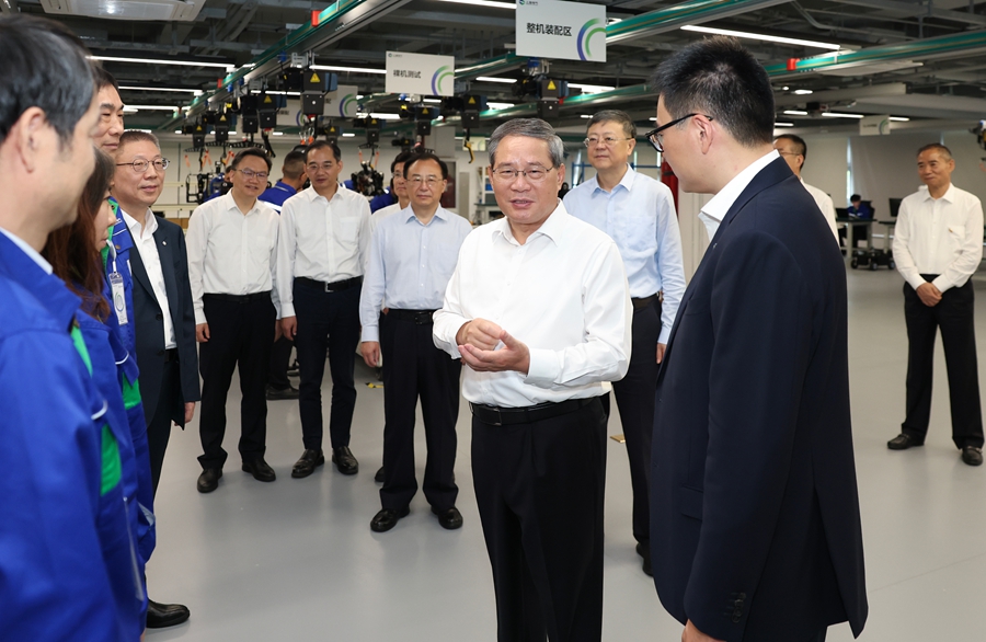 9月22日，李强在上海电气相关机器人装配车间调研