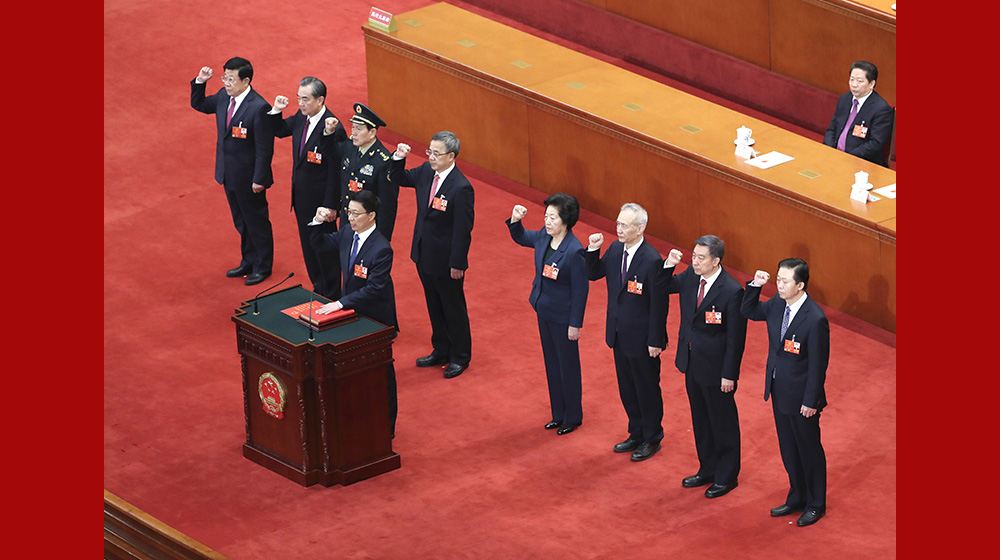 国务院副总理、国务委员、秘书长进行宪法宣誓