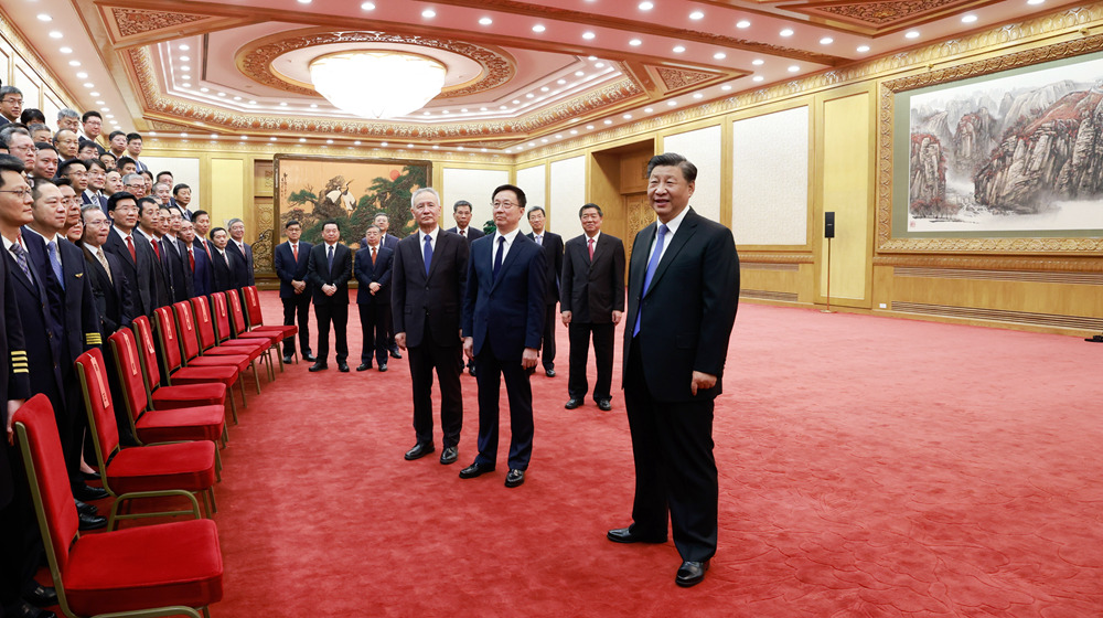 习近平会见C919大型客机项目团队代表并参观项目成果展览