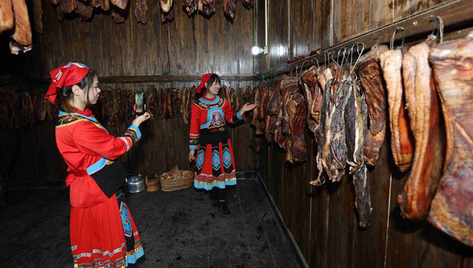 湖南张家界：电商直播助力腊味出山走上致富路