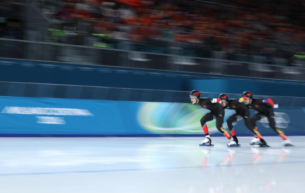 2月15日,中国队选手刘瀚彬、吴宇、李文淏(从左至右)在比赛中。新华社记者 杜潇逸 摄