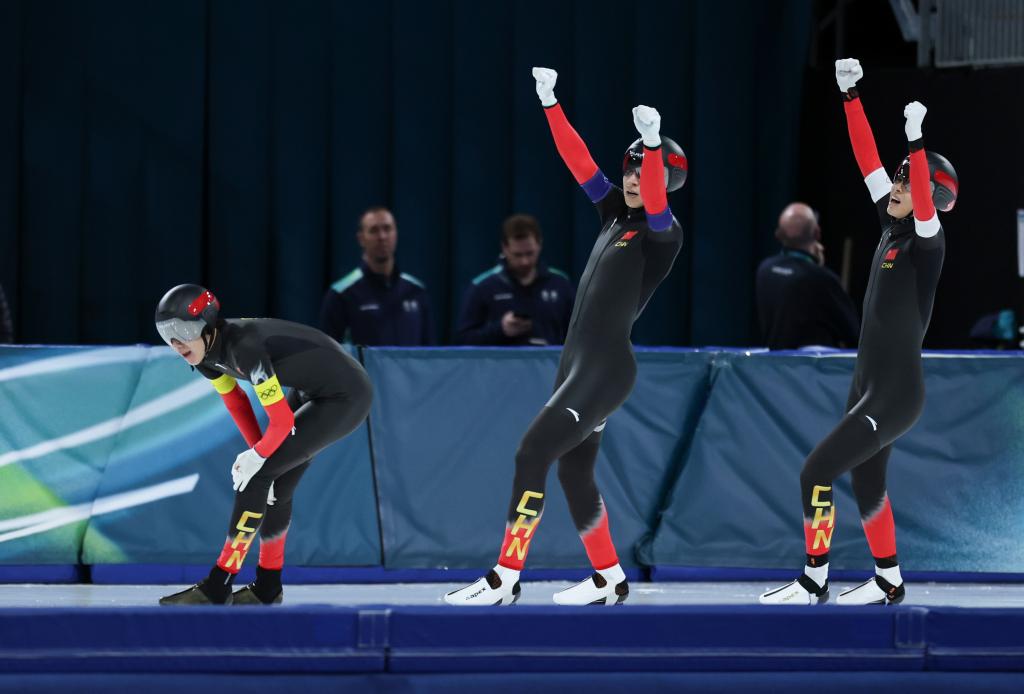 2月15日,中国队选手刘瀚彬、李文淏、吴宇(从右至左)在赛后庆祝。新华社记者 李京 摄