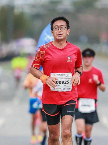 用奔跑为母校庆生，这位川大人将运动融入家庭生活