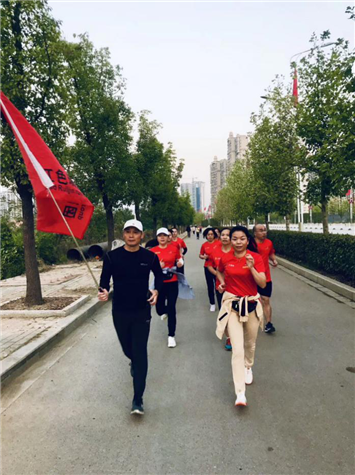 用双脚丈量&ldquo;红土地&rdquo;，这个跑团有用不完的能量