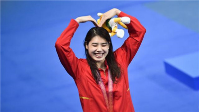特写：雨霏回眸 笑逐浪高